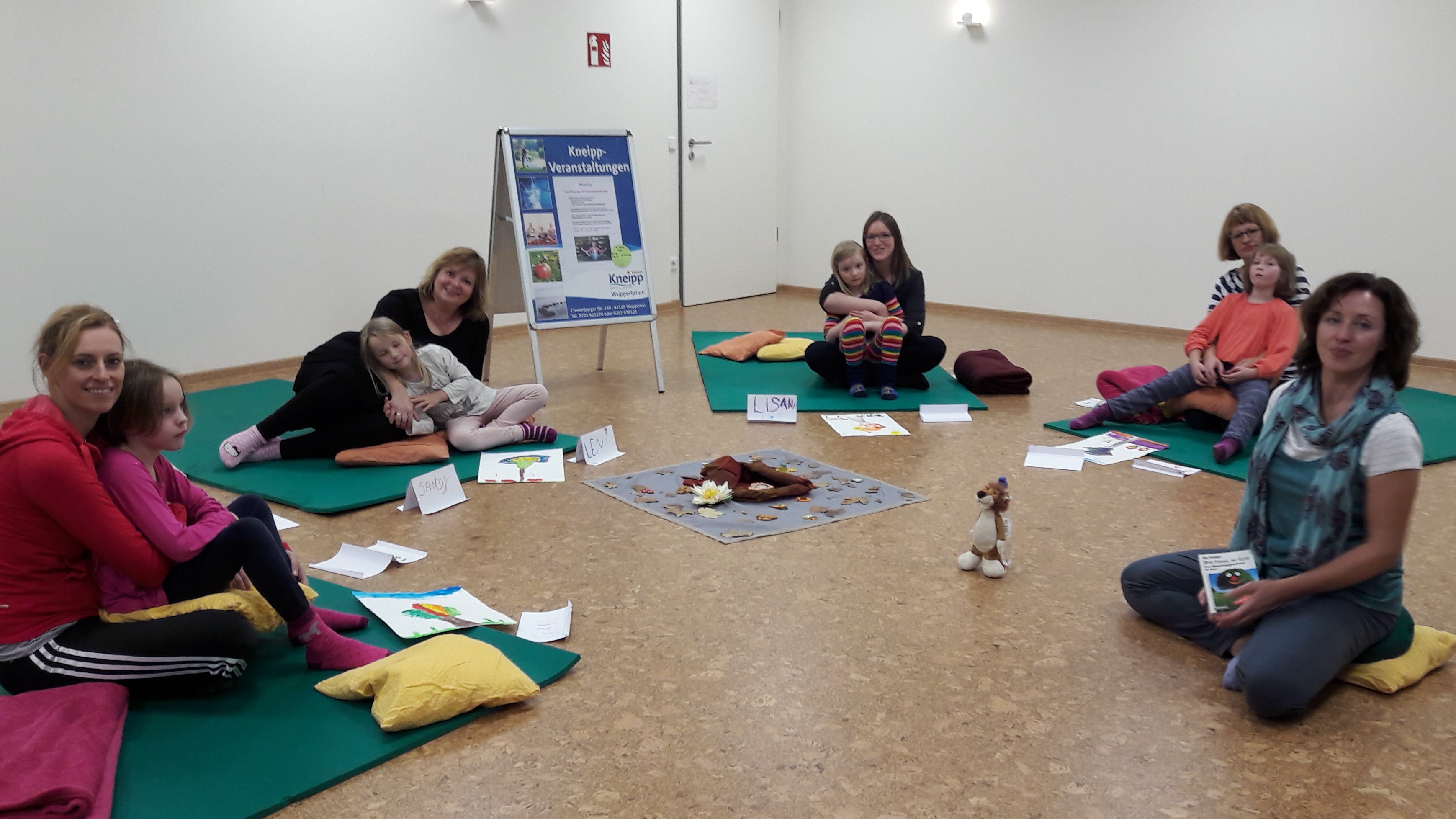 Familienyoga - gemeinsam dem Stress begegnen und entspannen! @ Hahnerberger Apotheke | Wuppertal | Nordrhein-Westfalen | Deutschland